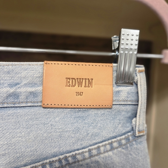 Edwin Hana Crop Calm Down Light Wash Ankle Jeans W/ Distressed Bottom - Picture 9 of 12